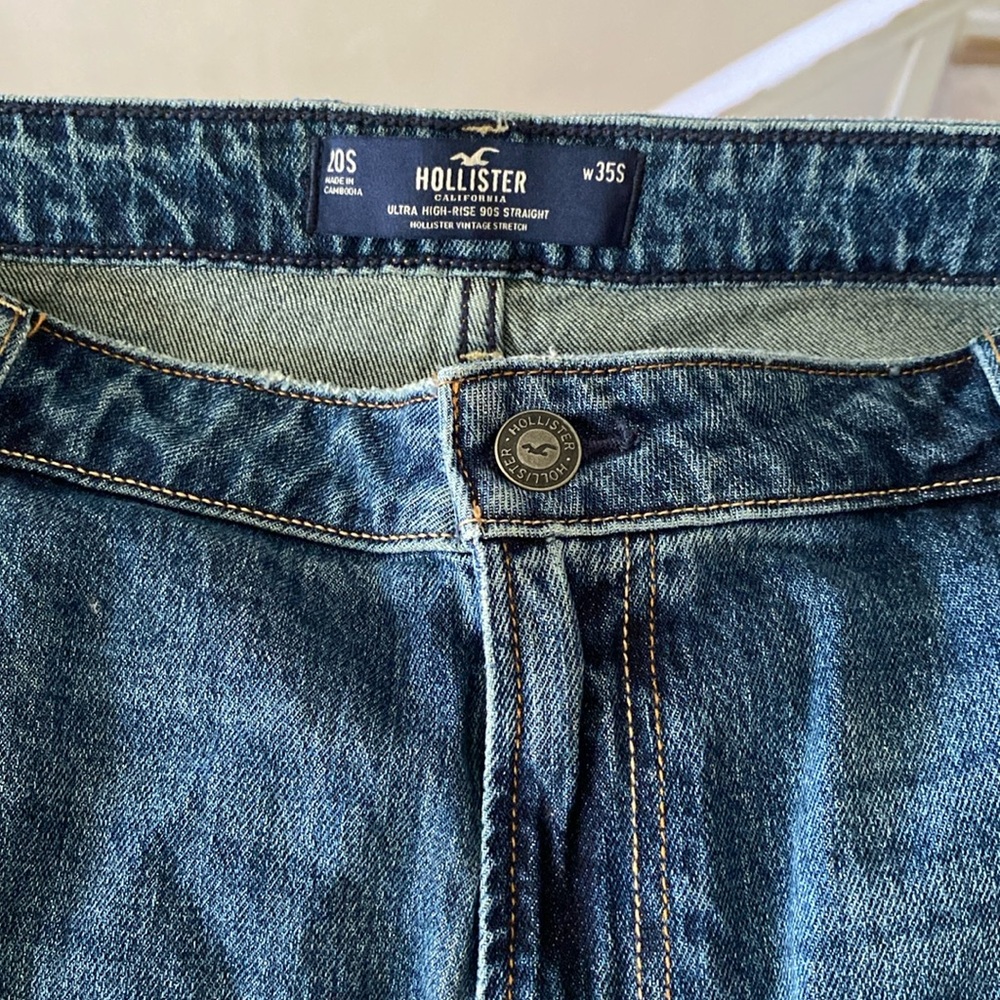 Hollister ultra high rise 90’s straight leg jean. Medium wash. NEW